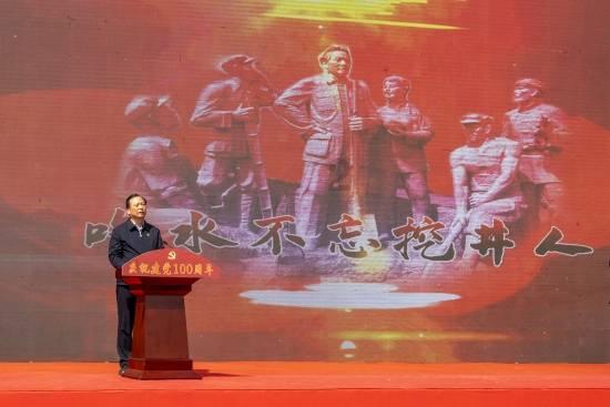 厕所门前挂一对联,上联“来人不蹲就站”,下联让人看后捧腹大笑